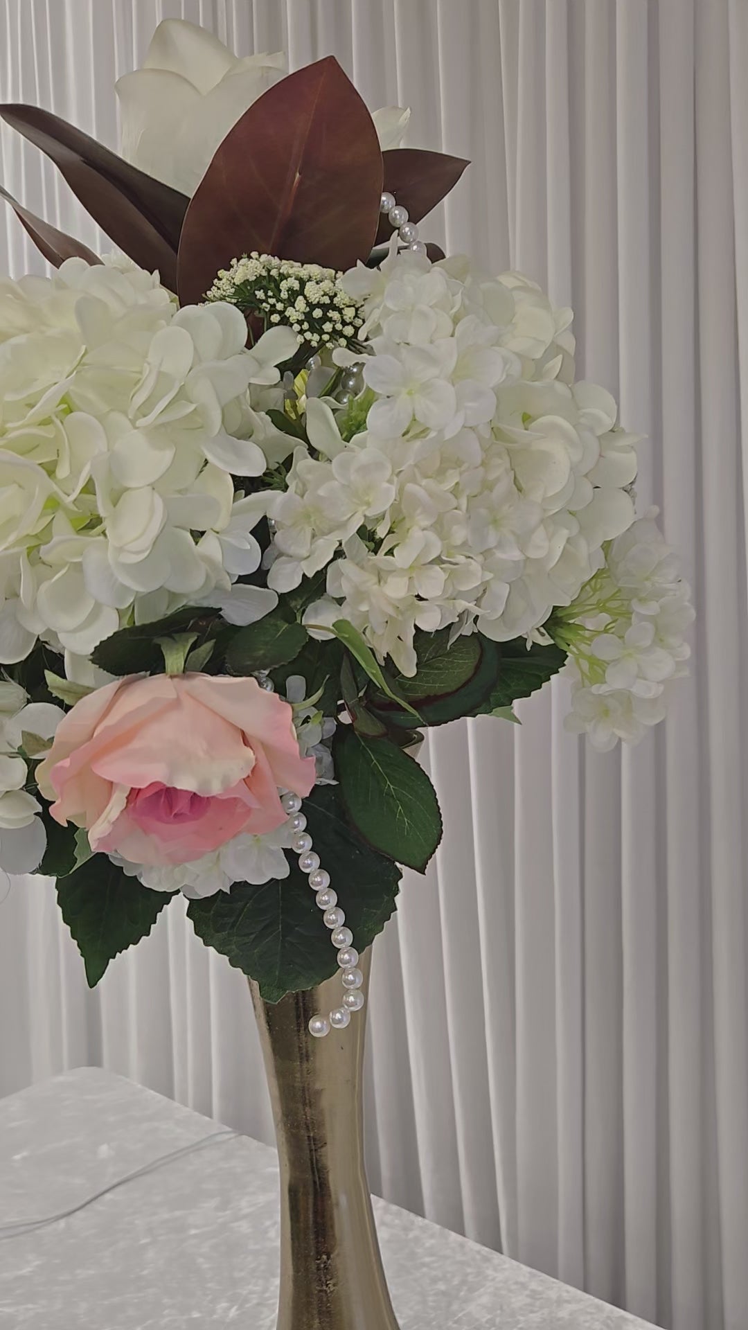 Load video: White Center piece