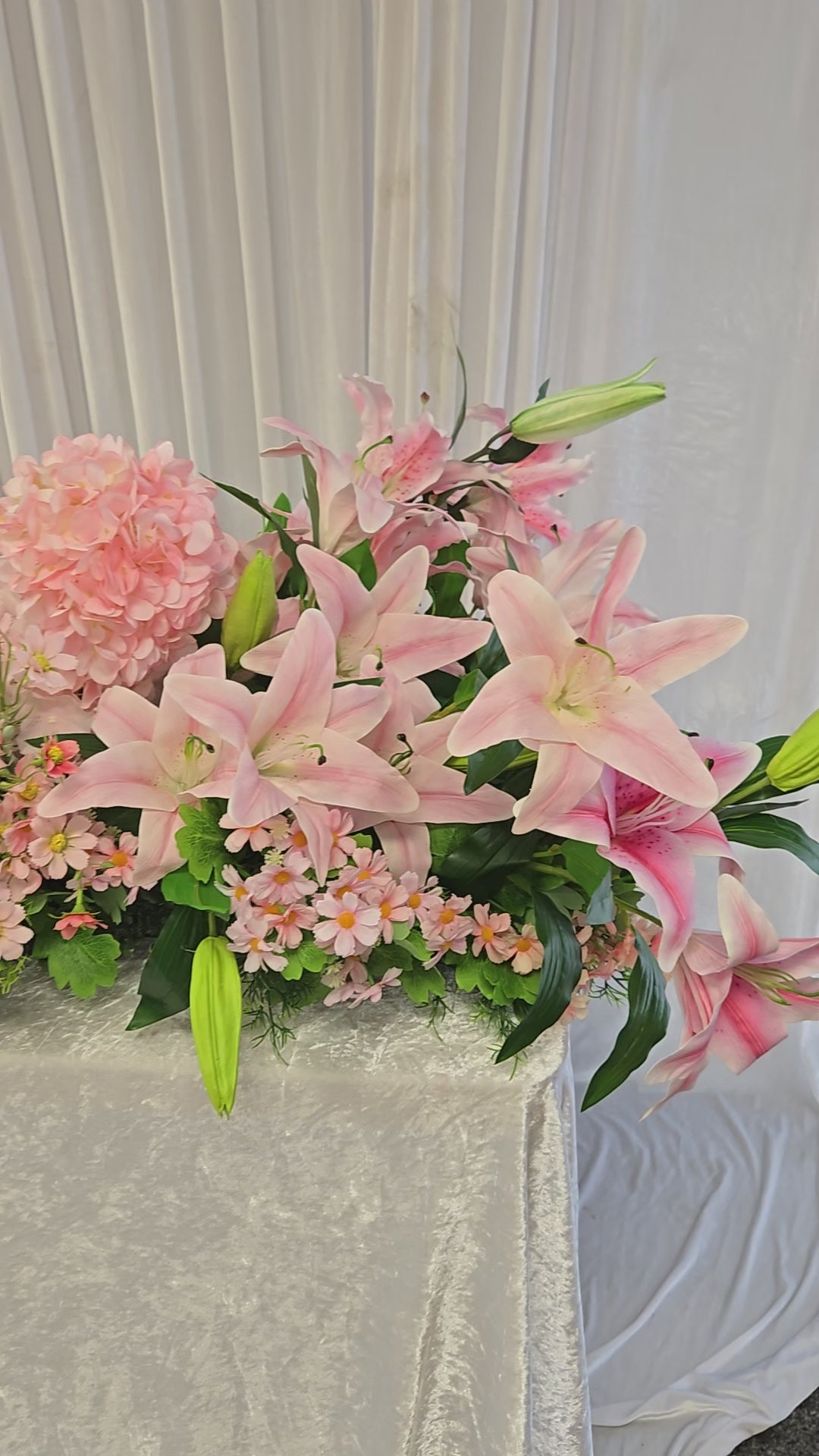 Load video: Mix Floral Runner