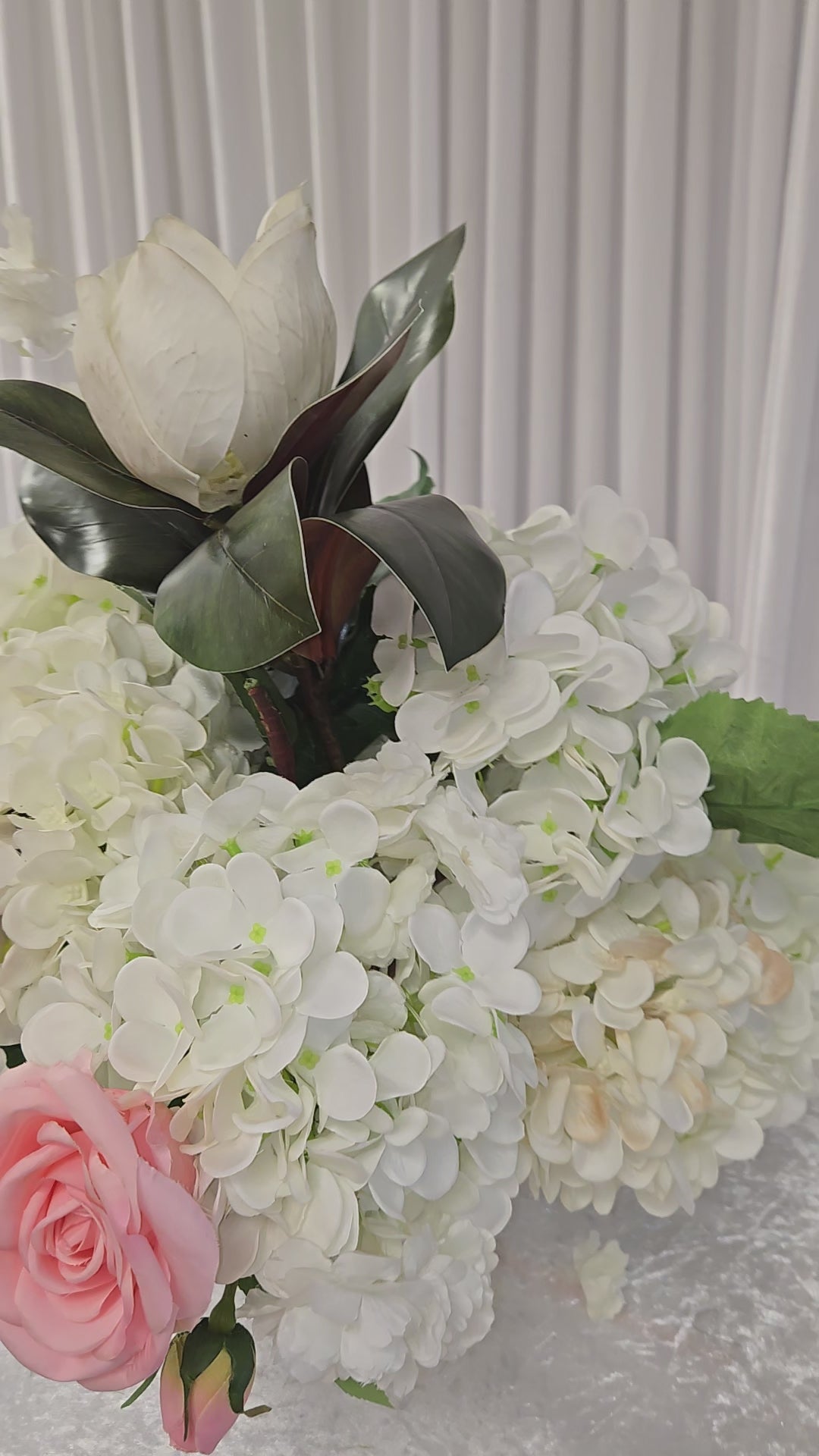 Load video: White Center piece