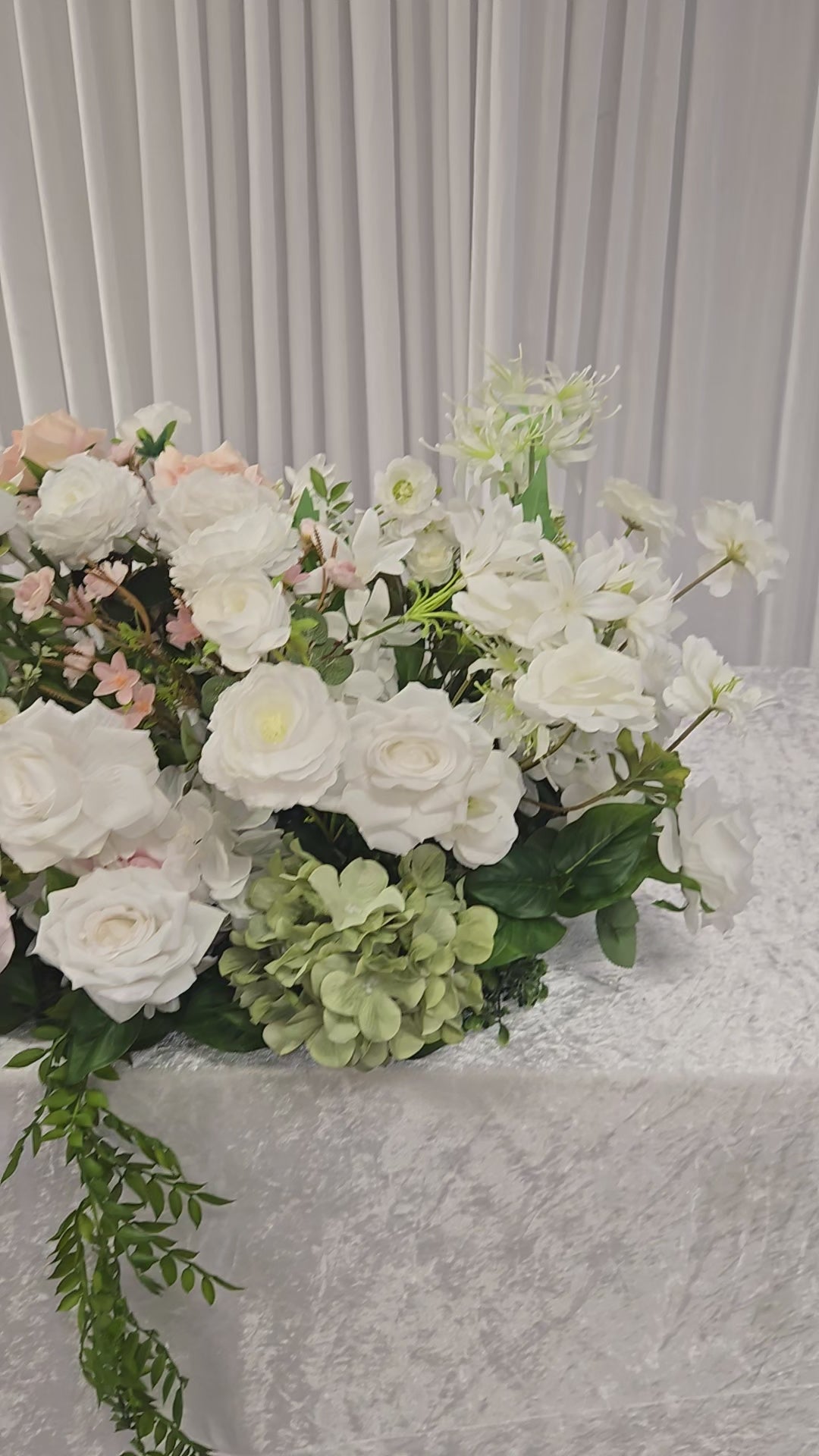 Load video: White Center piece